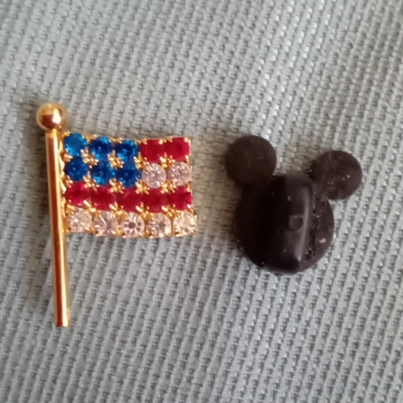 CRYSTAL FLAG LAPEL PIN - Picture 5 of 5